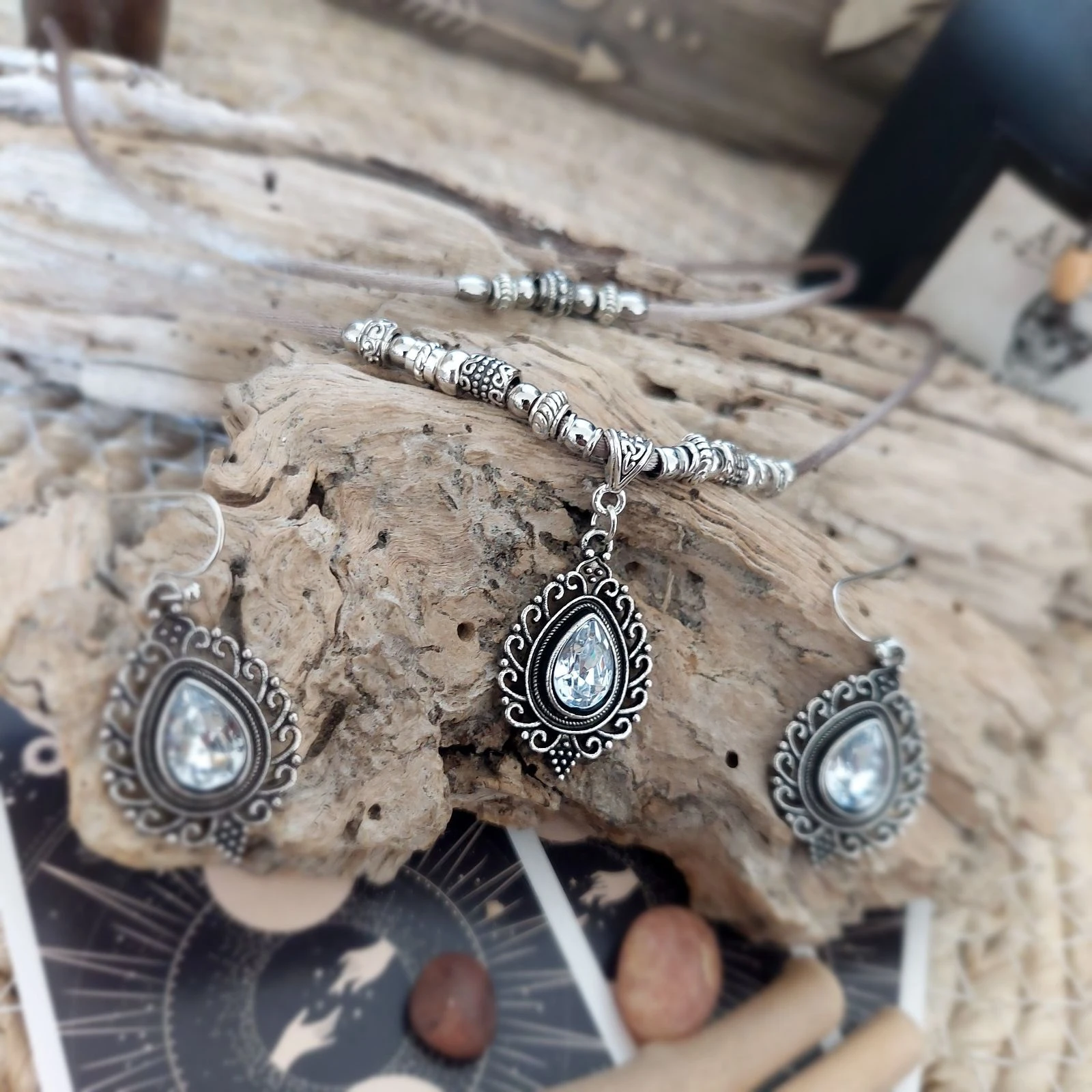 Parure baroque de dos hilos, camafeo vintage con strass translúcidos, satén topo – photo 11
